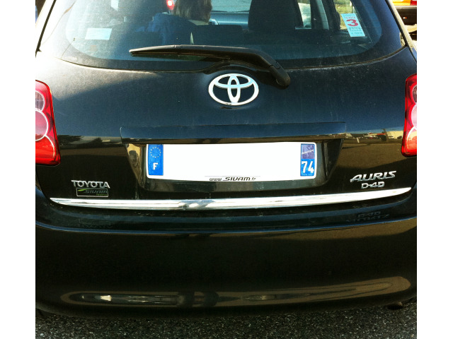 Trunk chrome trim